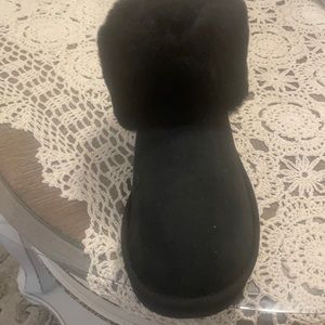 Brand new classic mini fluff UGGS.  Black size 7